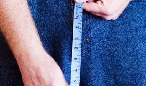 El hombre mide la longitud del pene