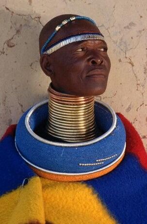 Anillos para estirar el cuello de un hombre de una tribu africana.